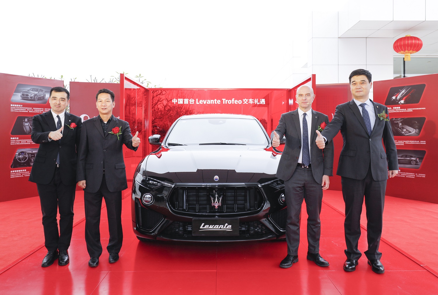 Levante Trofeo全國(guó)首位車主交車儀式（左一：闖剛，左二：余先生，右一：宋平，右二：薄亞銘）