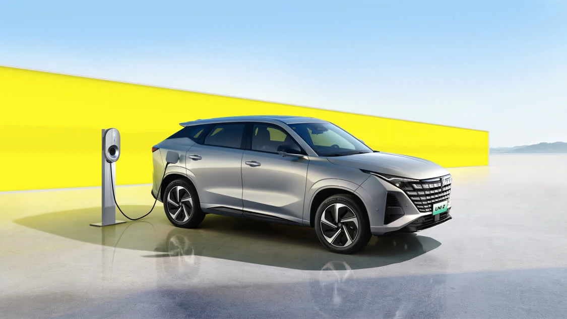 配寧德時(shí)代電池/130km純電續(xù)航 26款長(zhǎng)安UNI-Z PHEV限時(shí)9.89萬(wàn)元起